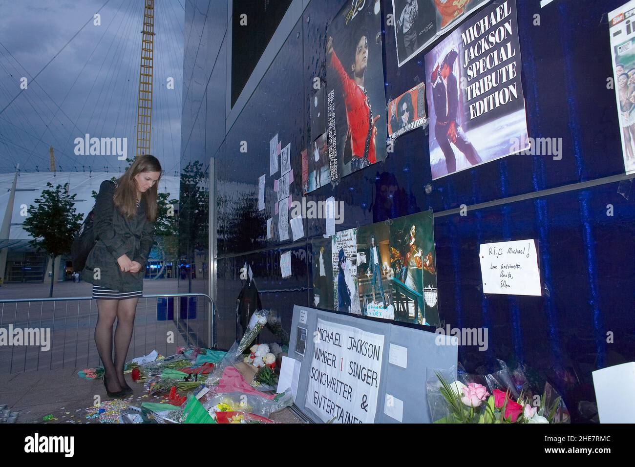 Michael Jackson fan de pie en un santuario para el cantante