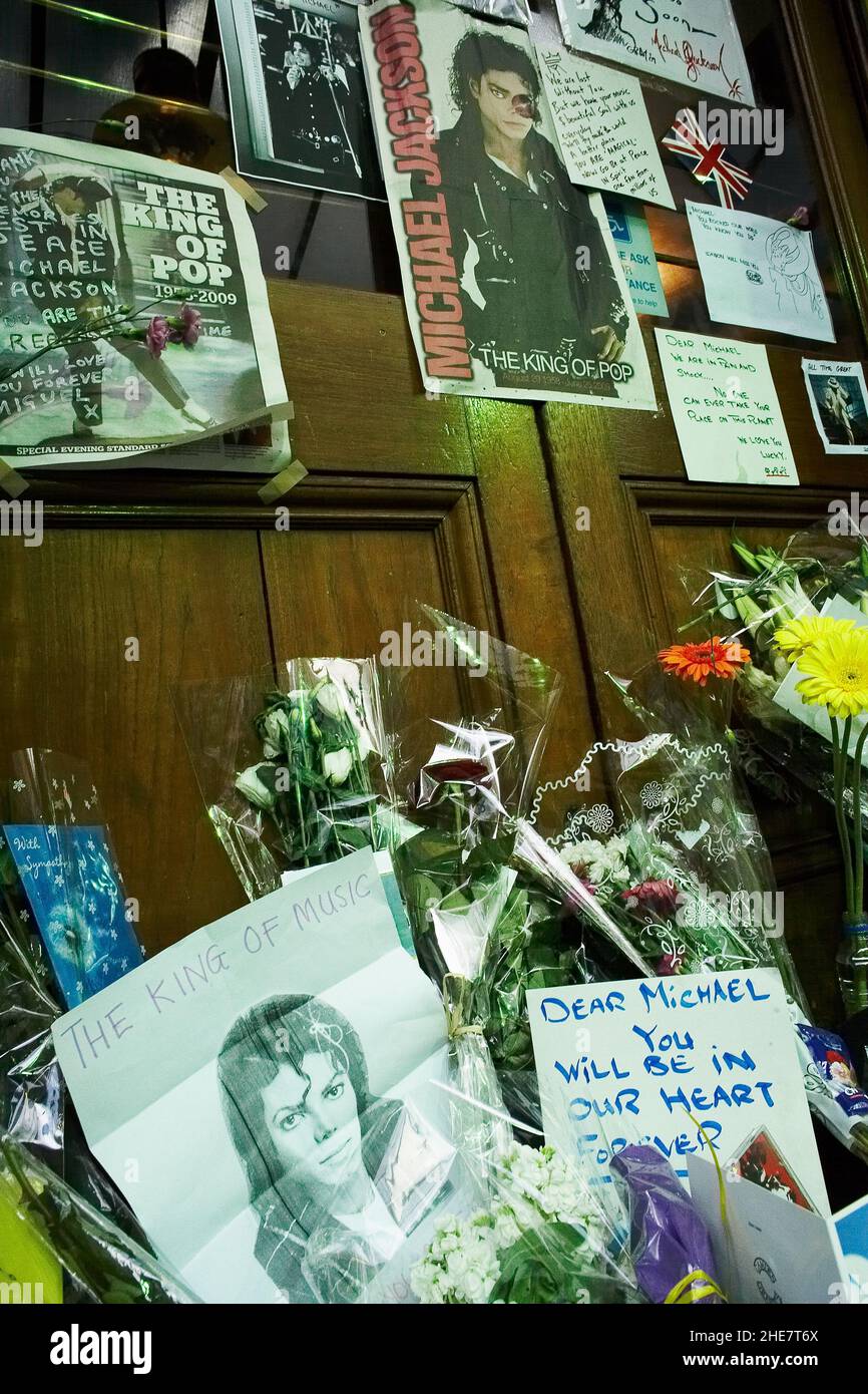 Flores y mensajes de homenaje de los fans de Michael Jackson fuera del Teatro Lírico de Londres. Foto de stock