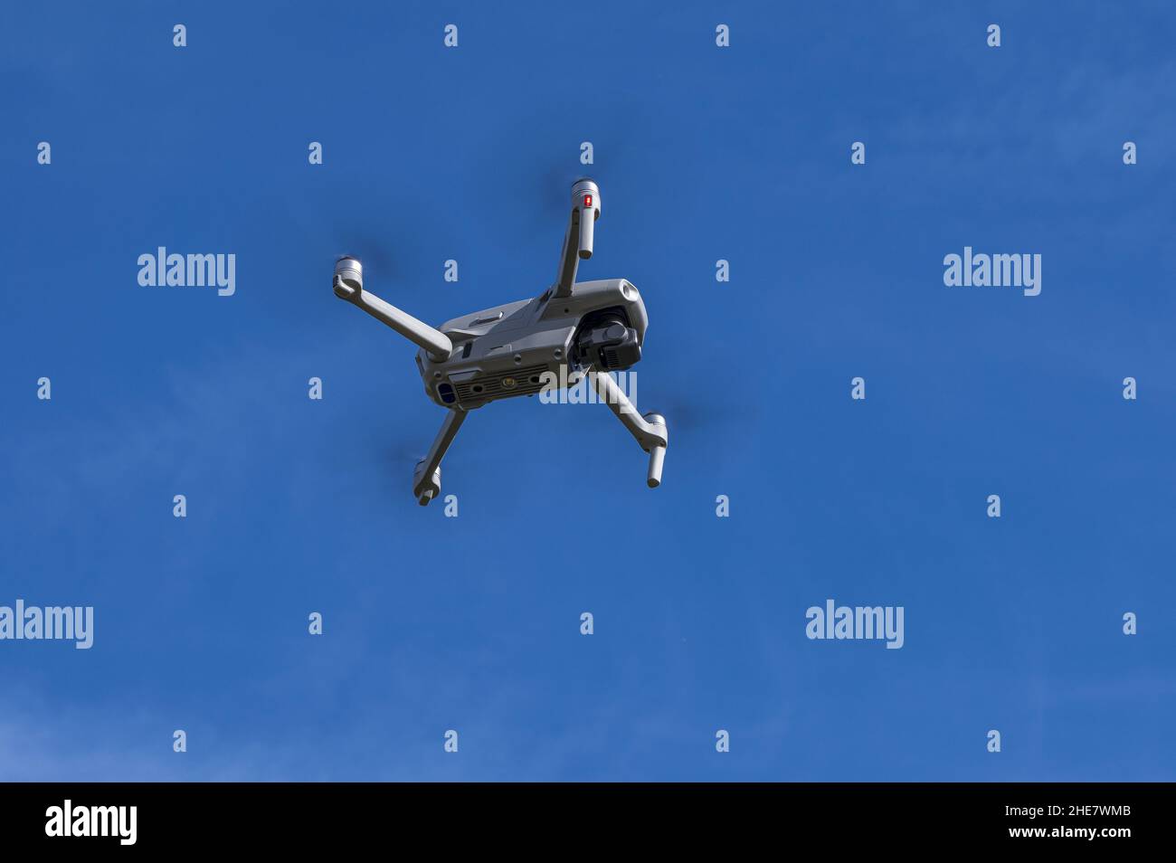 Cuadrocopter volador DJI Mavic Air 2, Baviera, Alemania Foto de stock