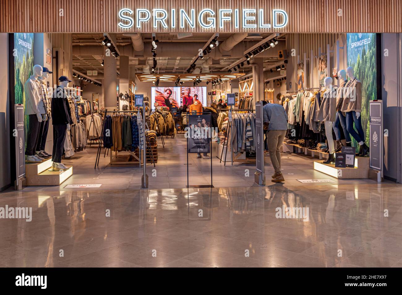 Madrid, España - 9th de noviembre de 2021: Tienda de ropa Springfield en  Madrid Fotografía de stock - Alamy