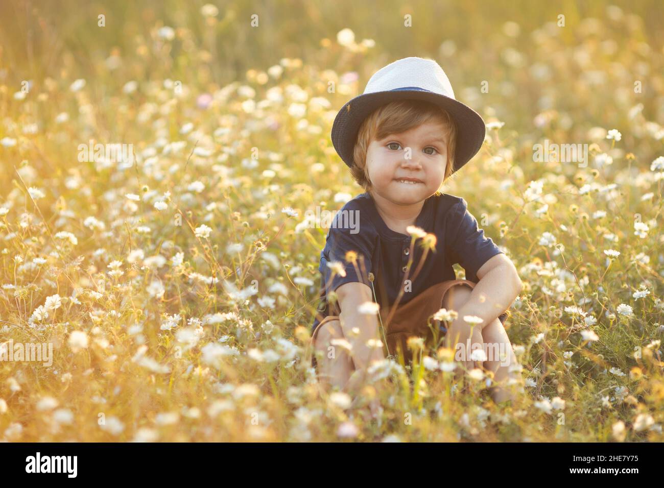 Un niño rubio lindo con sombrero Foto de stock 1775888078