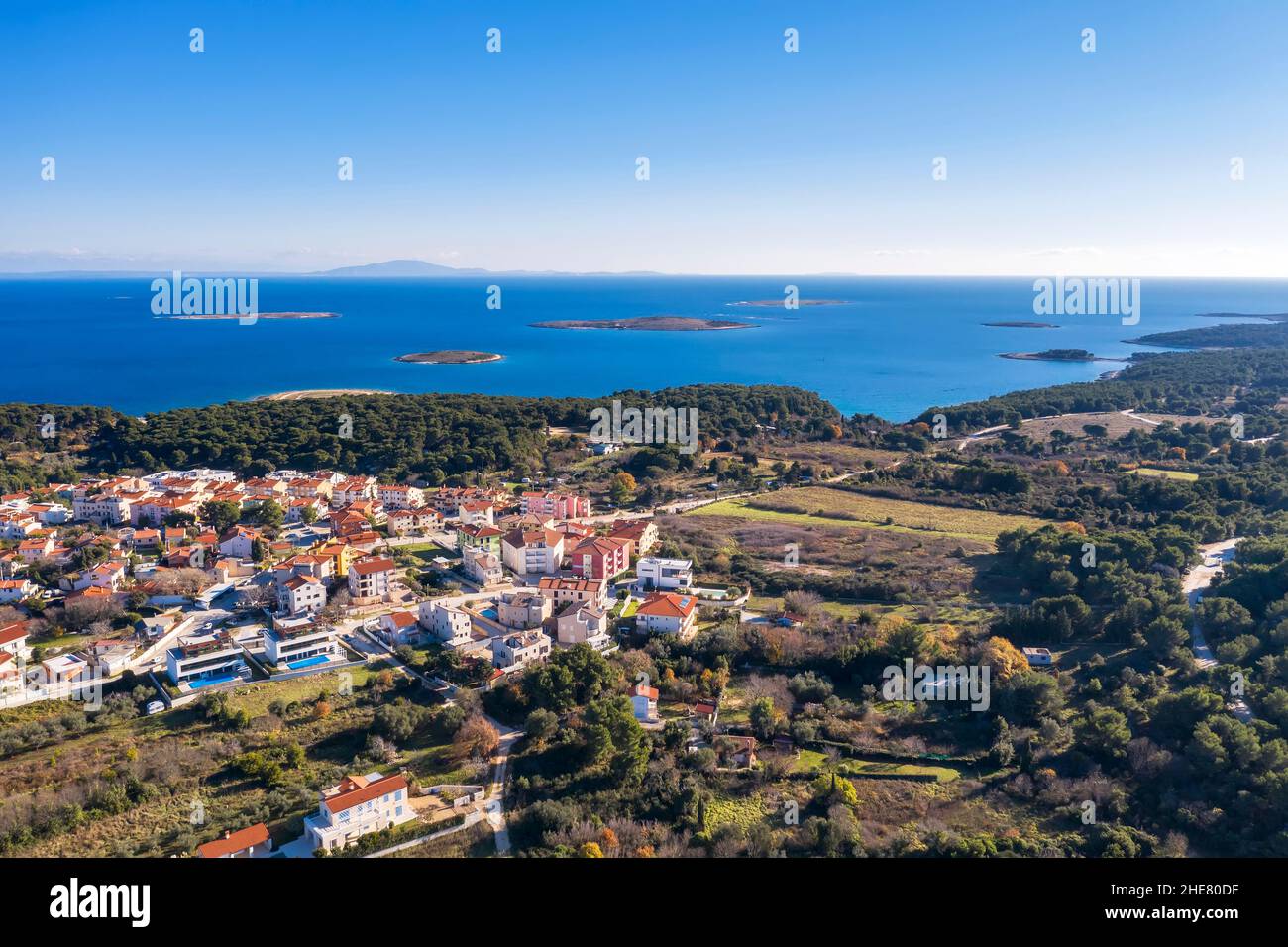 Una vista aérea desde Premantura contra las islas Trumbuja, Bodulas, Ceja, Sekovac, Fera, En la lejanía isla de Cres, Istria, Croacia Foto de stock