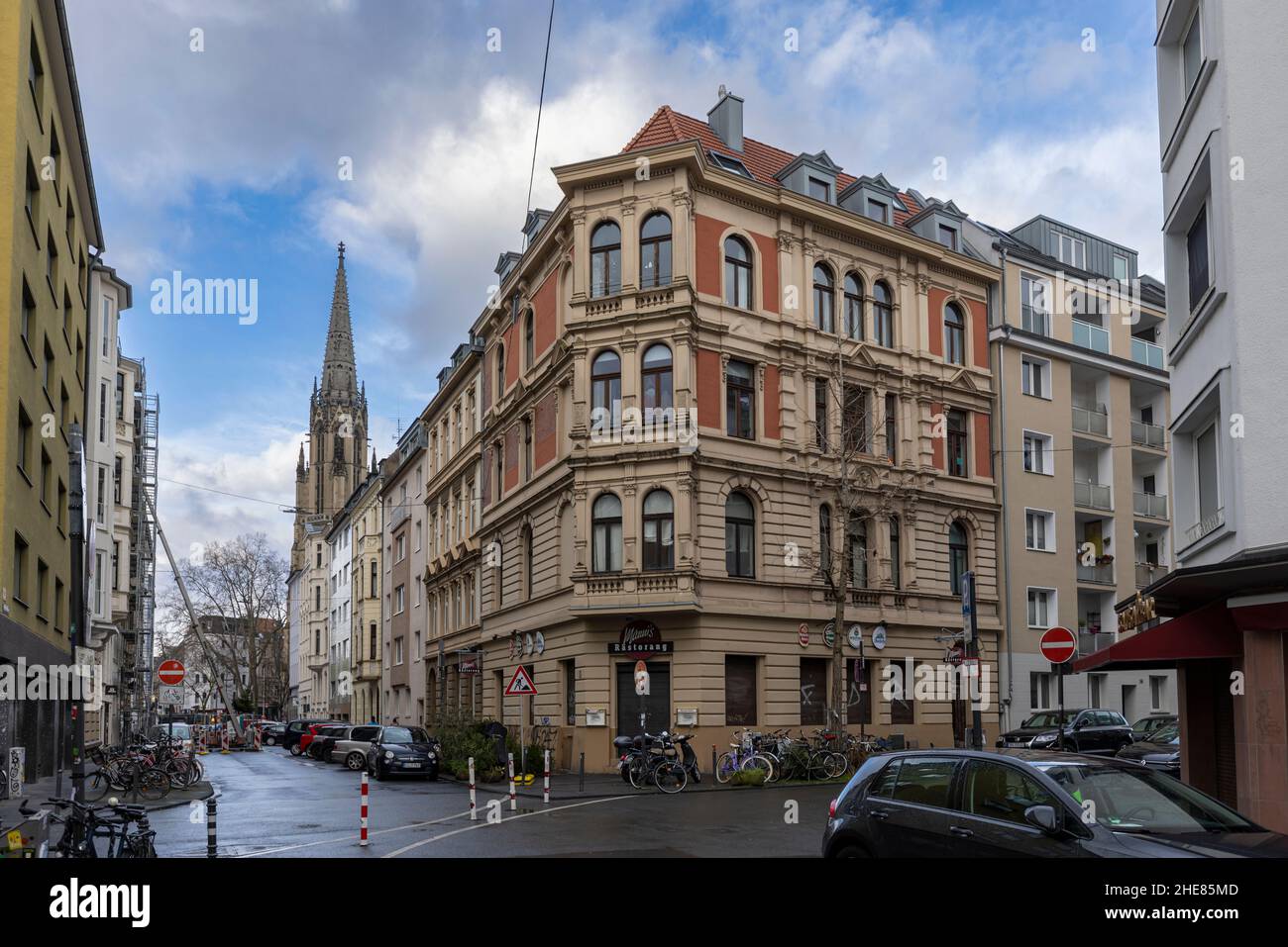 Fachadas de edificios históricos y modernos en Colonia clima de invierno Foto de stock