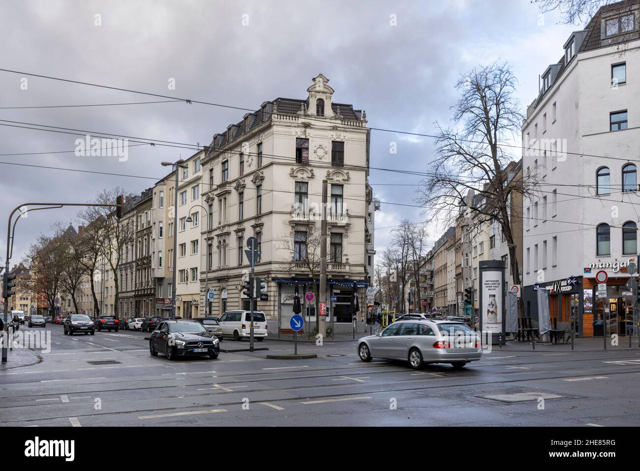 Fachadas de edificios históricos y modernos en Colonia clima de invierno Foto de stock