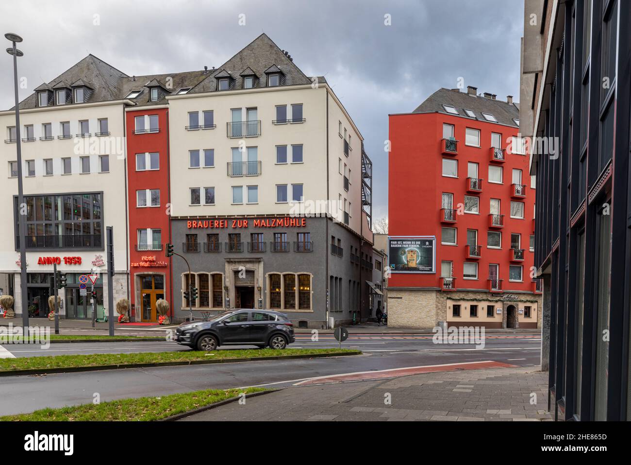 Fachadas de edificios históricos y modernos en Colonia clima de invierno Foto de stock