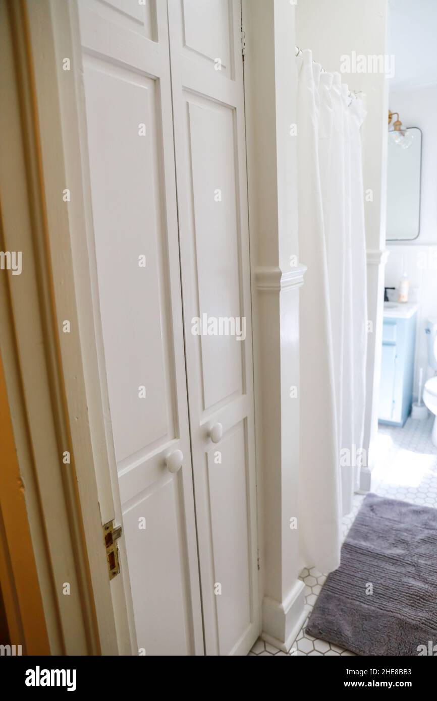 un pasillo estrecho en una casa antigua con armarios empotrados para  almacenamiento adicional o utilizado como armario de ropa de cama  Fotografía de stock - Alamy