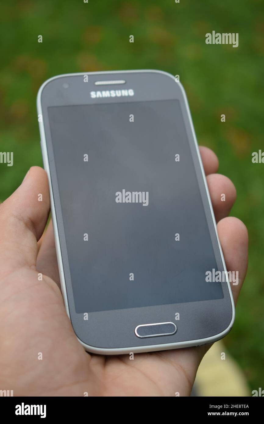 Viejo teléfono samsung fotografías e imágenes de alta resolución - Alamy