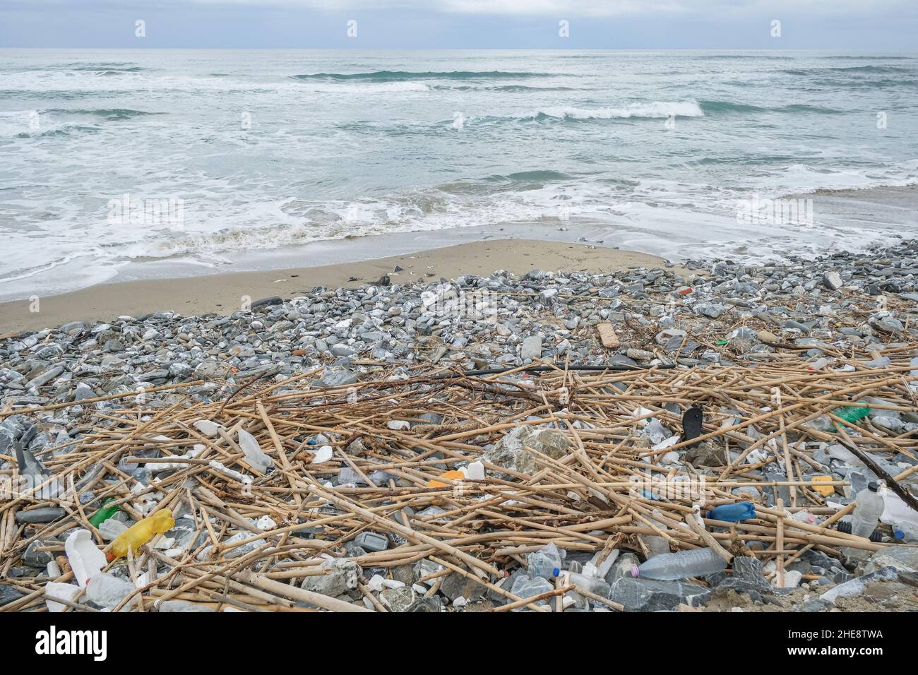 Desechos de plástico descartados contaminación de la basura después de la tormenta de oleaje del mar, desechos ambientales de la naturaleza Foto de stock