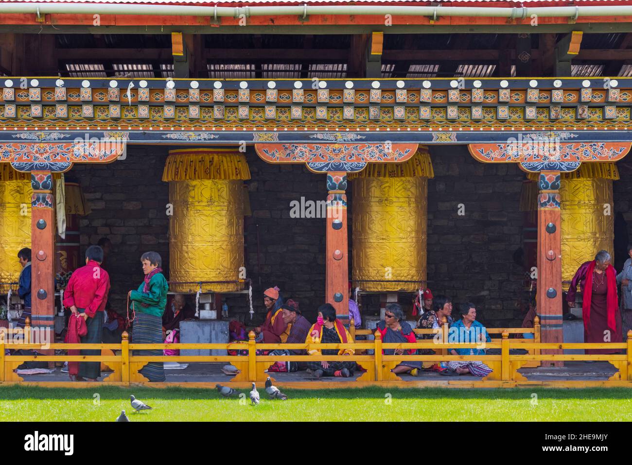 Peregrinos con ruedas de oración en National Memorial Chorten, Thimphu, Bután Foto de stock
