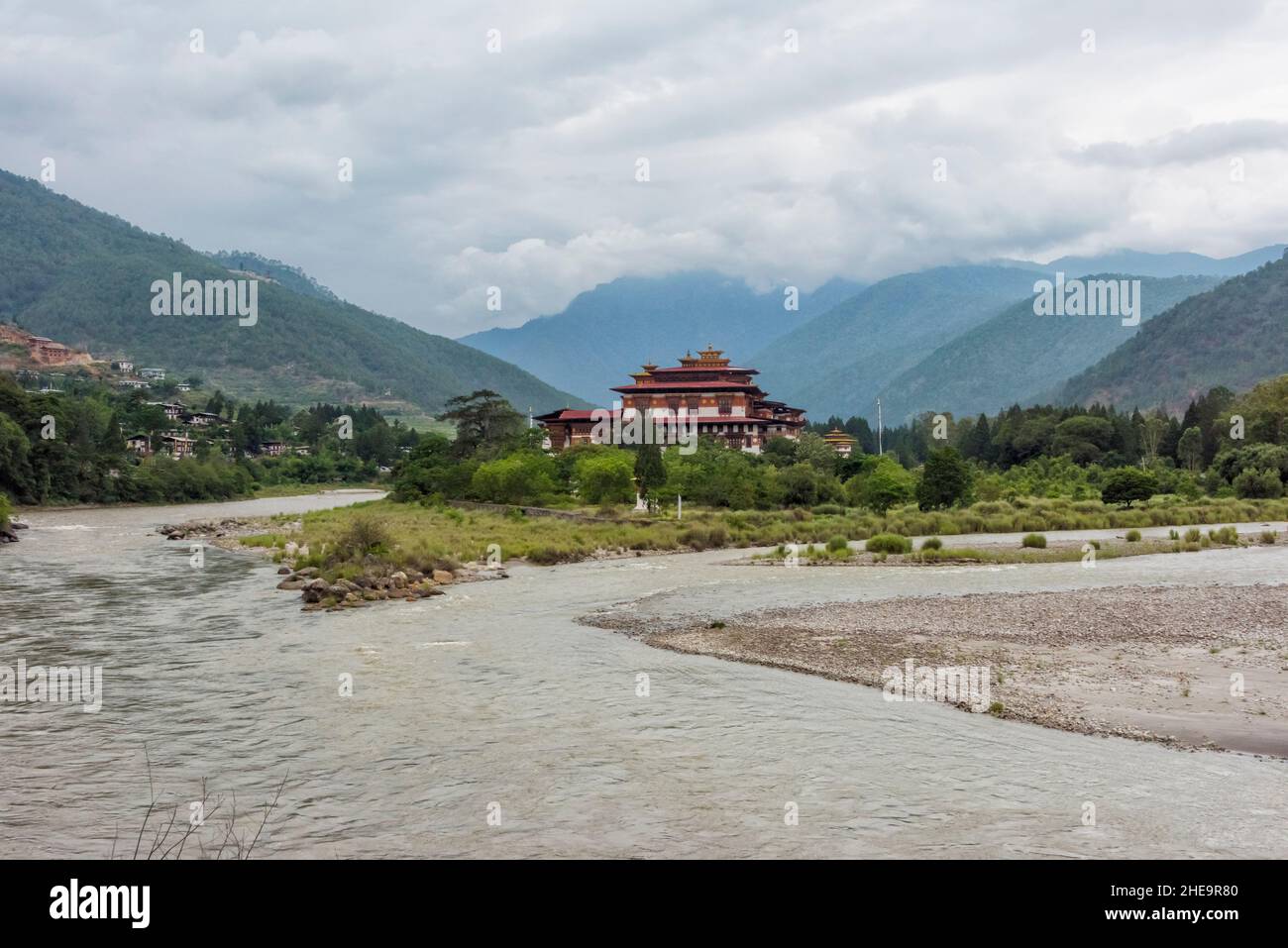 Punakha Dzong en la confluencia de los ríos Pho Chhu (río padre) y Mo Chhu (río madre), Punakha, Bután Foto de stock