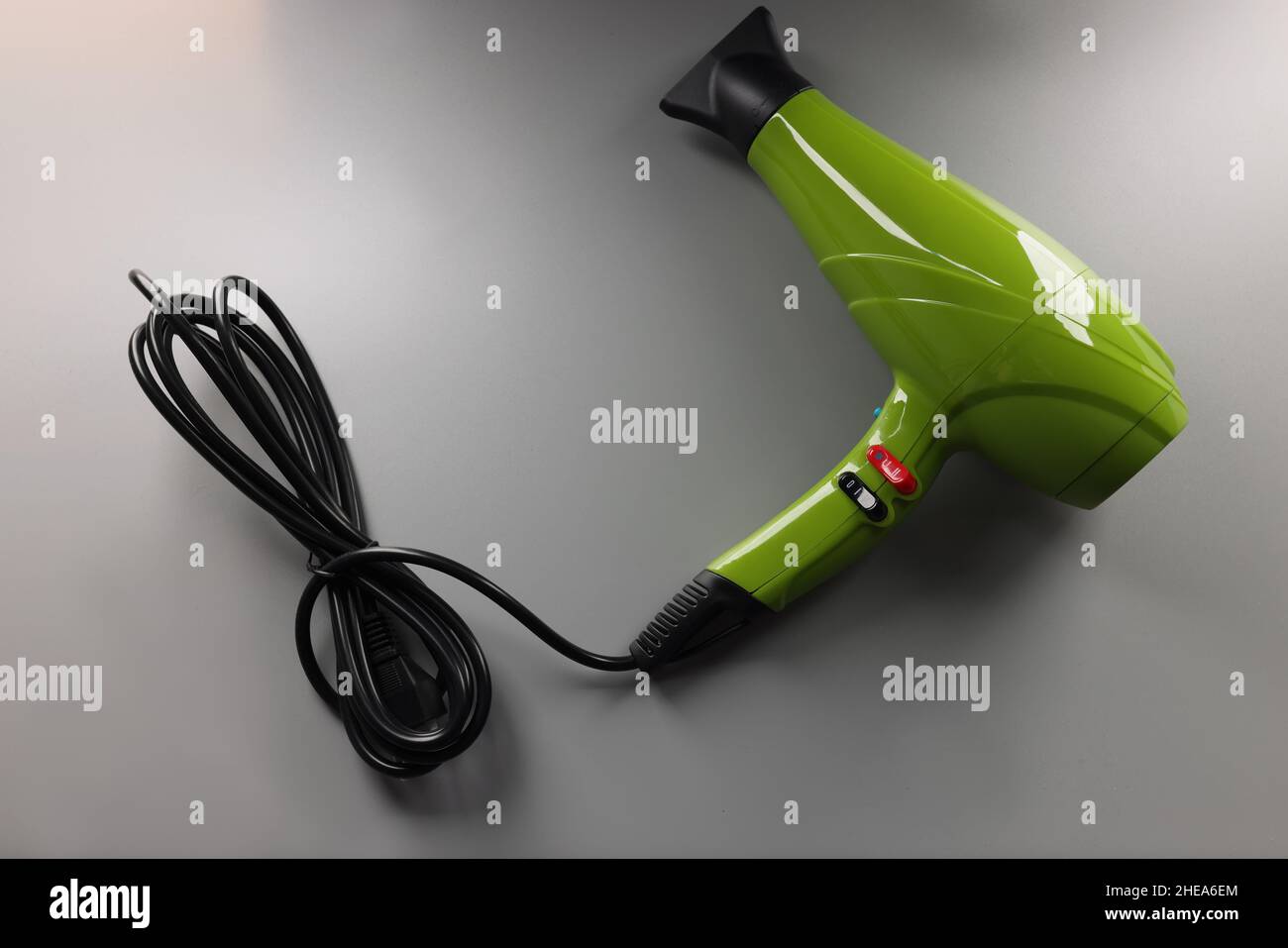 Secador de pelo verde sobre fondo gris, vista superior Fotografía de stock  - Alamy