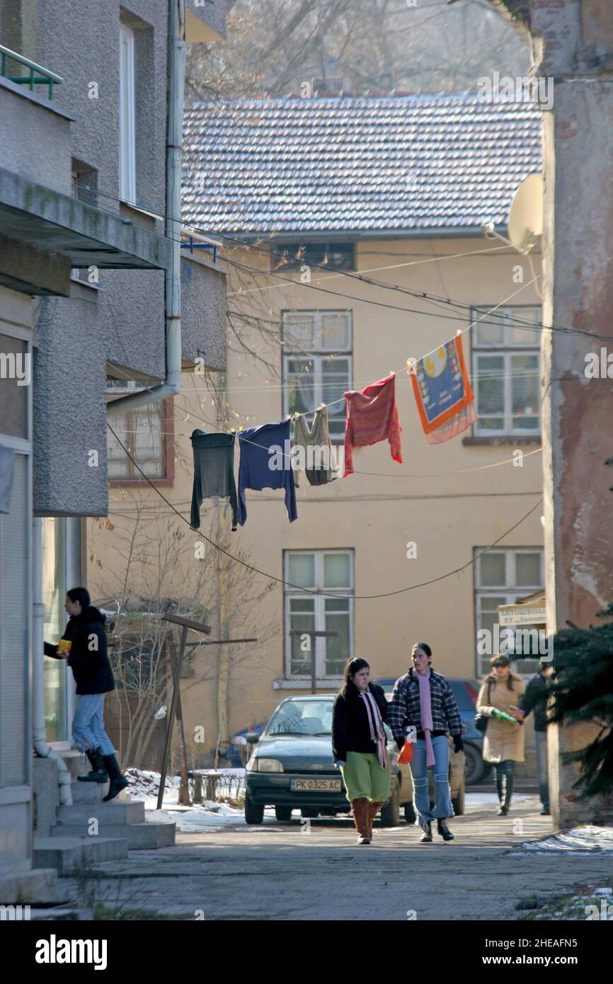 Vista de la ciudad de la sala de estar y lavandería colgando entre los edificios en Shumen, Bulgaria el 24 DE OCTUBRE de 2007 Foto de stock