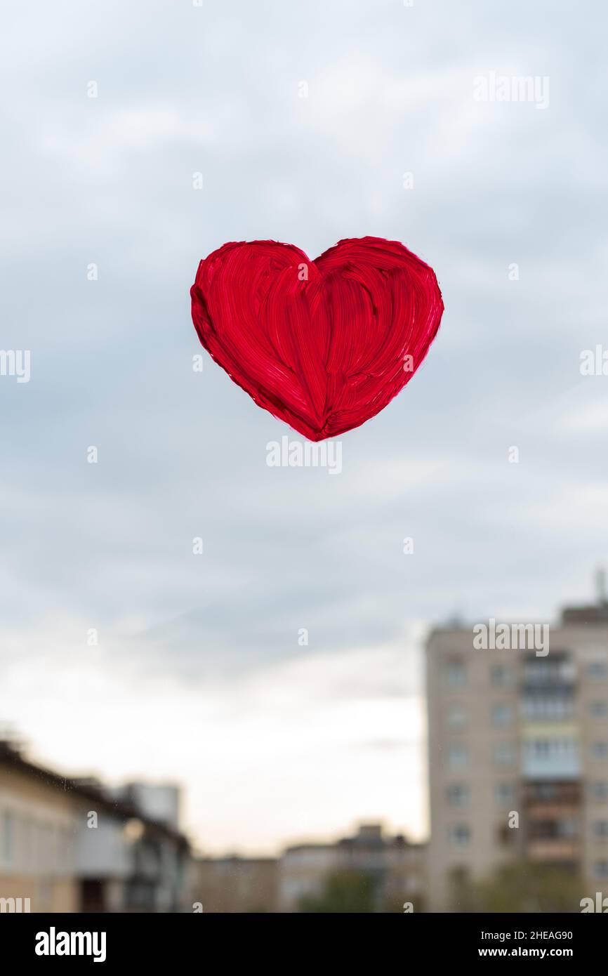 Corazón rojo pintado con pinturas en el cristal de la ventana con vistas a  la calle. Concepto de día de San Valentín. Concepto de amor y relación  Fotografía de stock - Alamy