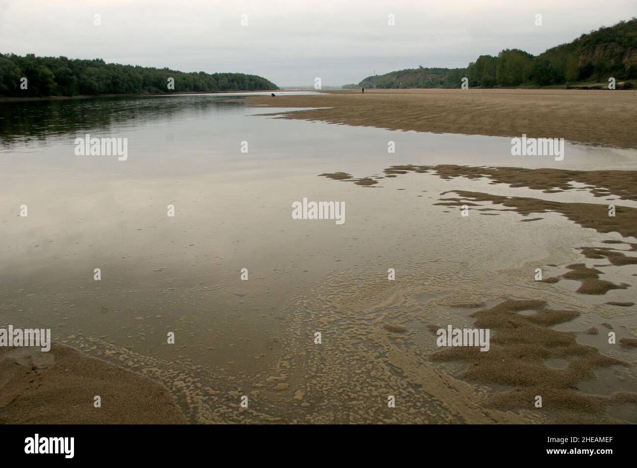 El río Danubio se ha secado, un brazo de río de la ciudad de Ruse. El fondo del río Danubio Foto de stock