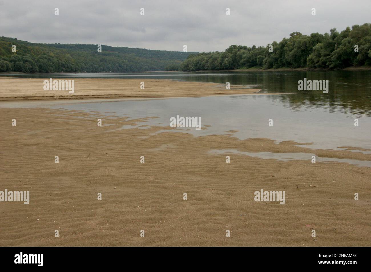 El río Danubio se ha secado, un brazo de río de la ciudad de Ruse. El fondo del río Danubio Foto de stock