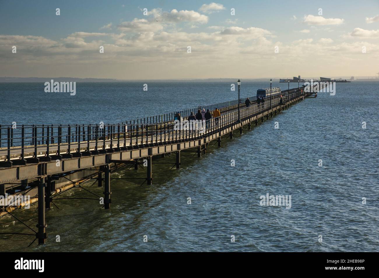 Muelle Southend que se extiende hacia el estuario del Támesis Foto de stock