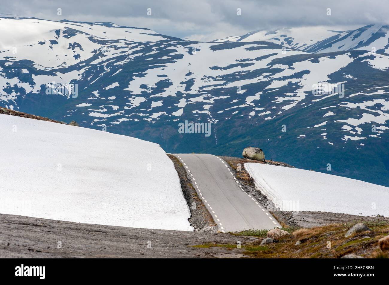 Carretera panorámica noruega de montaña Aurlandsvegen, Aurland, Sogn y condado de Fjordane, Noruega Foto de stock