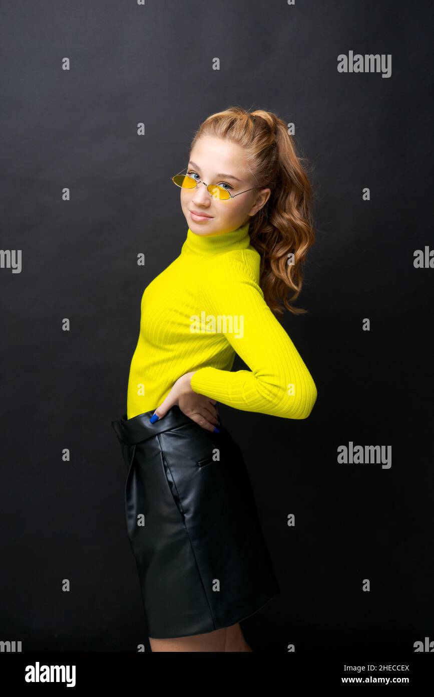 Falda negra y amarilla fotografías e imágenes de alta resolución - Página 4  - Alamy