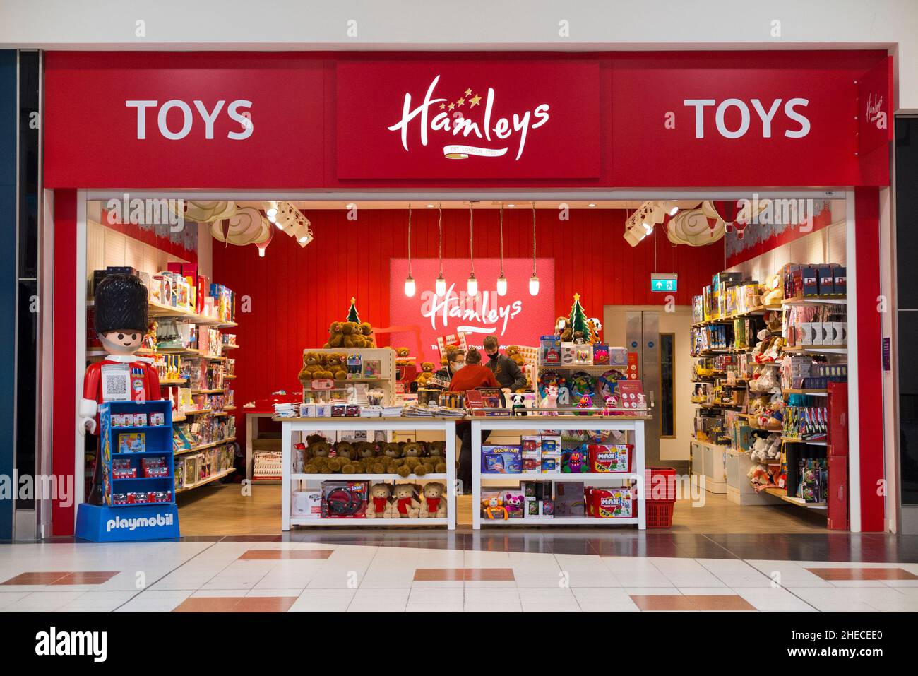 La tienda de juguetes Hamleys con un paseo abierto en la exposición y la  señal para la tienda al aire libre y la famosa marca en la terminal norte  del aeropuerto de