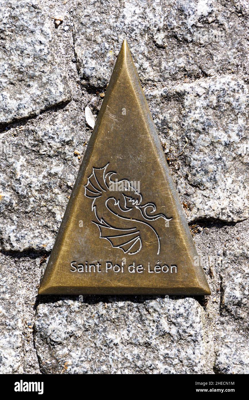 Francia, Finisterre, St Pol du Leon, signo de dragón en el centro histórico Foto de stock