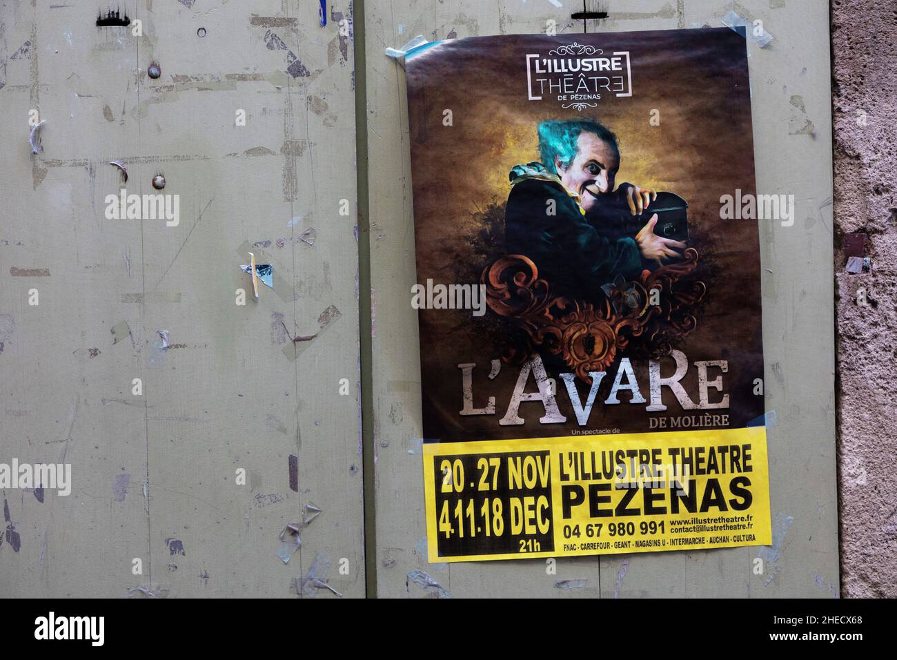 Francia, Herault, Pezenas, cartel de una obra de teatro en una pared Foto de stock