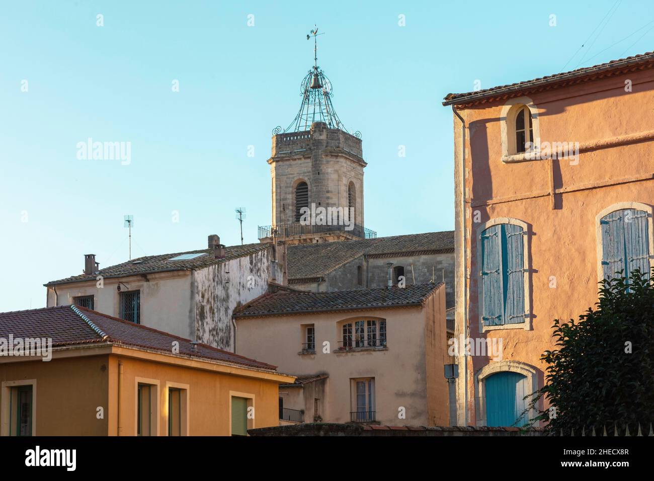 Francia, Hérault, Pezenas, campanario de un pueblo del sur Foto de stock