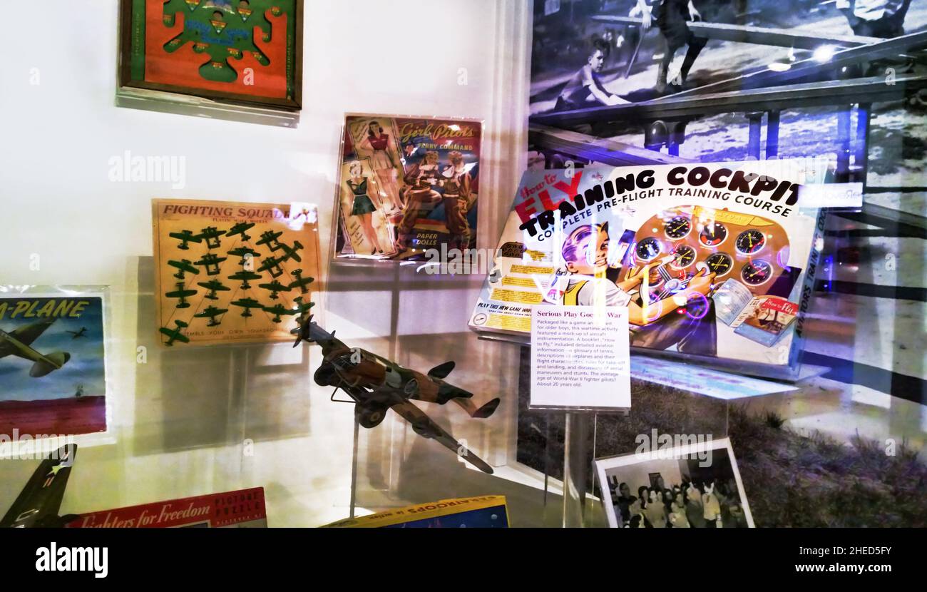 Rochester, Nueva York, Estados Unidos. 16 de diciembre de 2021. Exhibición de juguetes de aviación clásicos en el Museo Nacional de Juego Strong en Rochester, NY Foto de stock