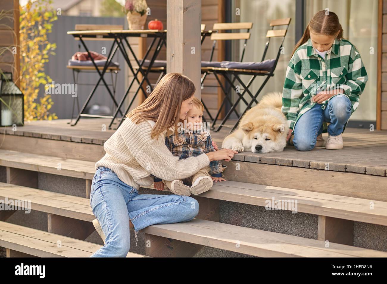 Niña de cuatro patas fotografías e imágenes de alta resolución - Alamy