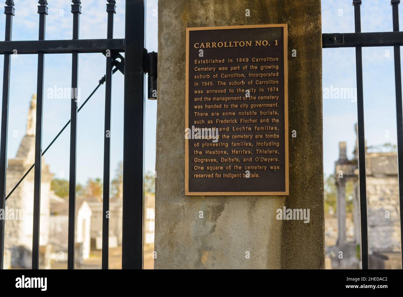 NUEVA ORLEANS, LA, EE.UU. - 30 de noviembre de 2021: Marcador histórico en el cementerio Carrollton Nº 1 Foto de stock