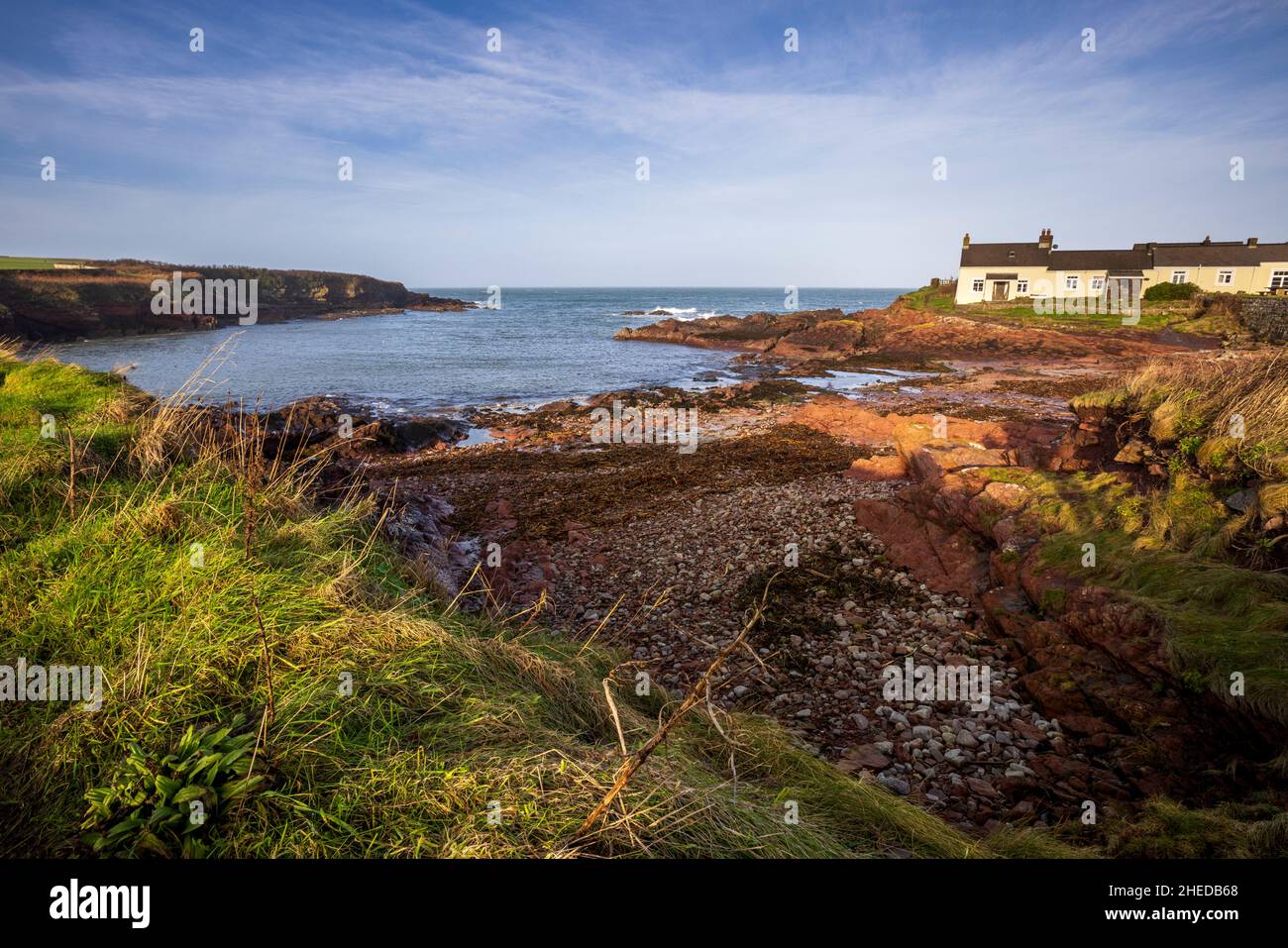 St Brides Haven y Cliff Cottage en Pembrokeshire Coast Path, Gales del Sur Foto de stock