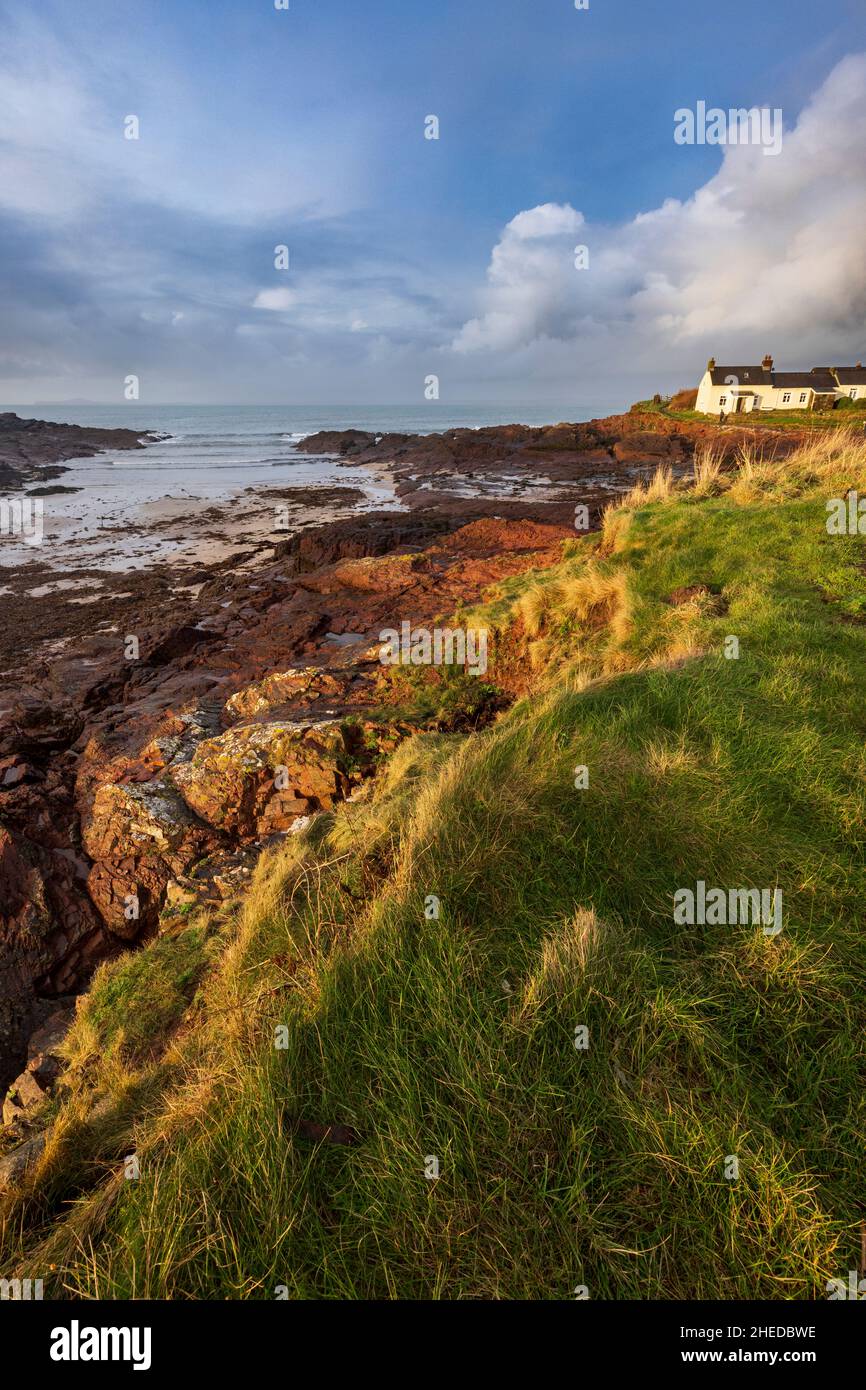 Una tarde de invierno en St Brides Haven, Parque Nacional de la Costa de Pembrokeshire, Gales del Sur Foto de stock