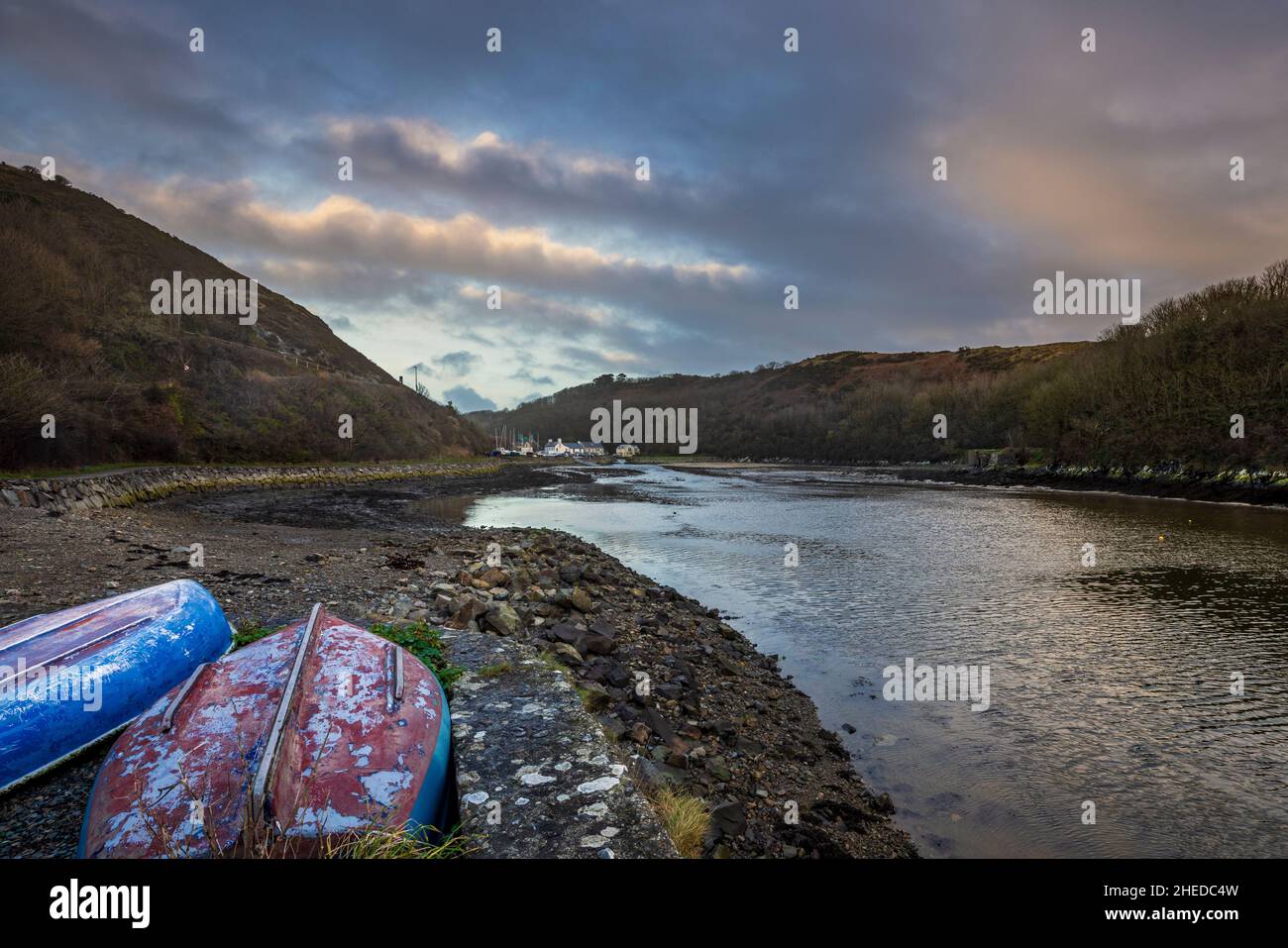 La marea baja del puerto de Solva al atardecer en invierno, Parque Nacional de la Costa de Pembrokeshire, Gales del Sur Foto de stock