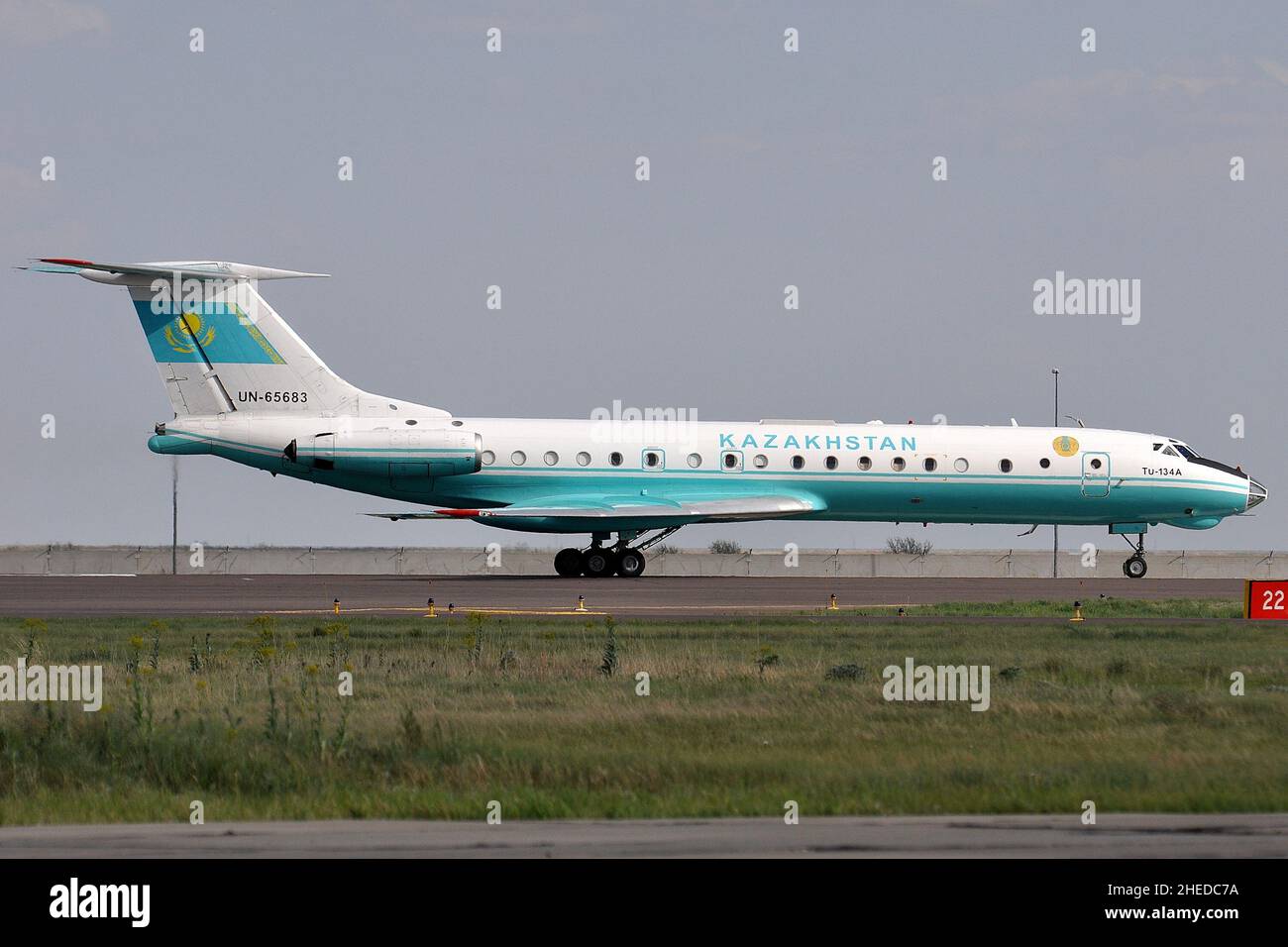 KAZAJSTÁN MINISTERIO DE DEFENSA TUPOLEV TU-134A UN-65683.. Foto de stock
