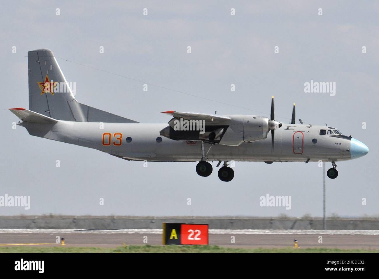 LA FUERZA AÉREA DE KAZAJSTÁN ANTONOV AN-26 ATERRIZÓ EN NUR-SULTAN. Foto de stock