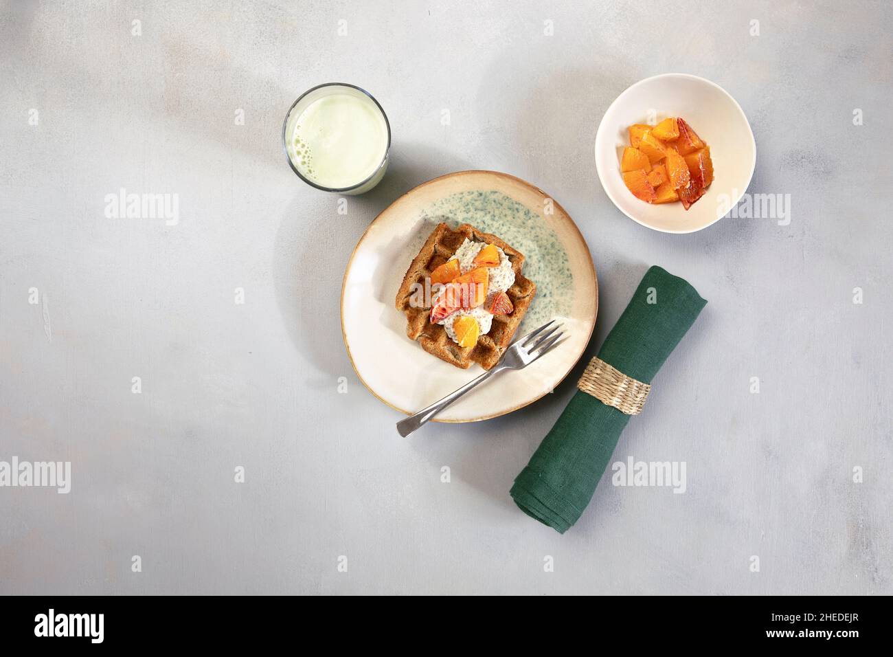 Un vegano Gluten-Free Tuerca y Pan de semillas con ensalada de aguacate  topping Fotografía de stock - Alamy