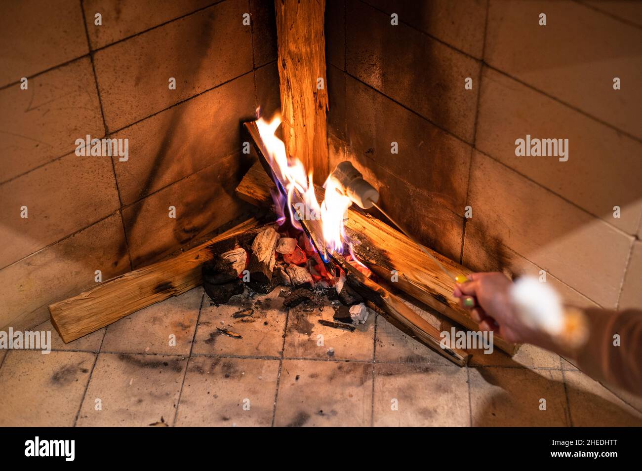Hands over fire Fotos e Imágenes de stock - Alamy