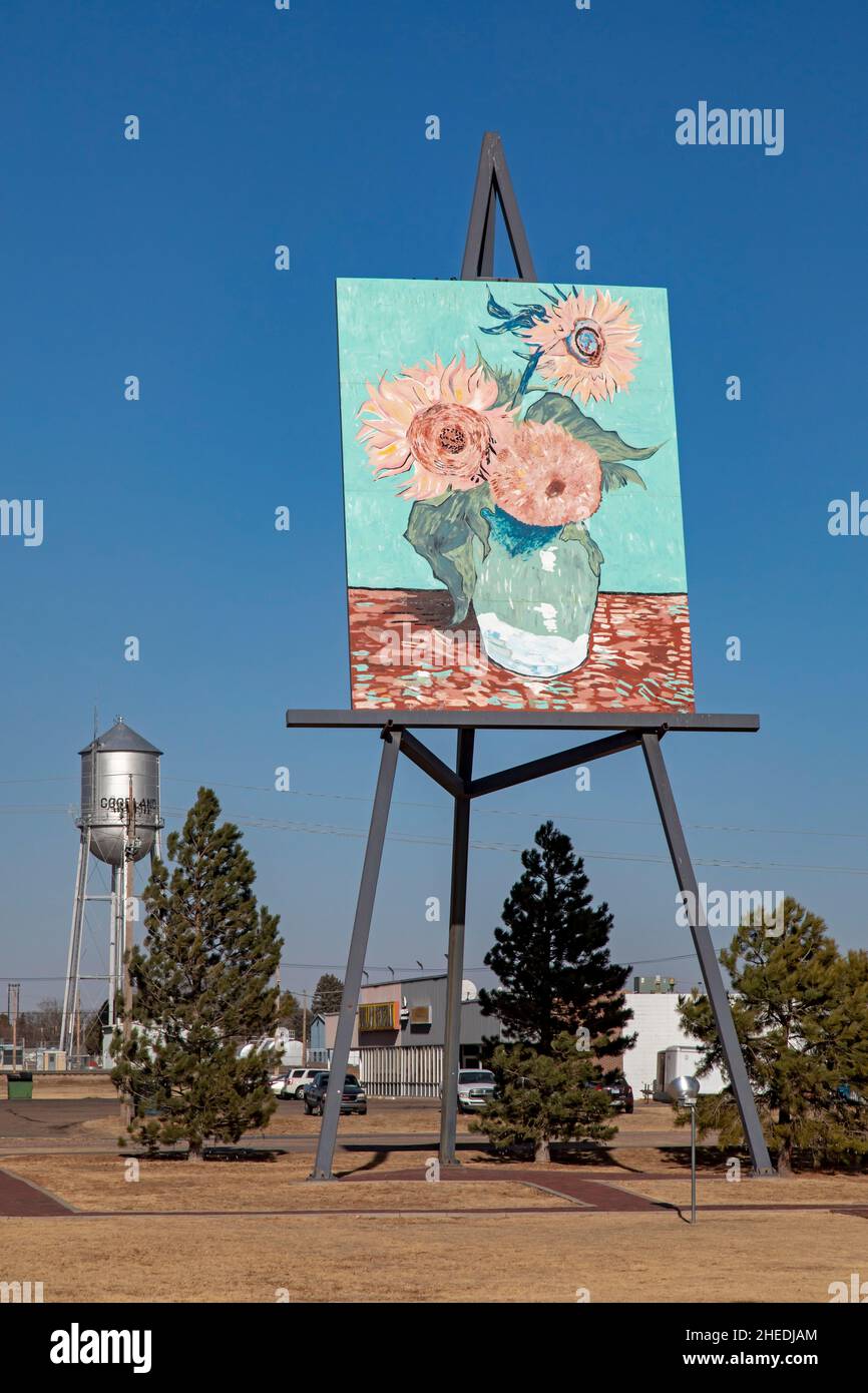 Goodland, Kansas - Una reproducción de las 'Tres girasoles en un florero' de Vincent Van Gogh en el Big Easel en el oeste rural de Kansas. La altura de 80 pies de trabajo w Foto de stock