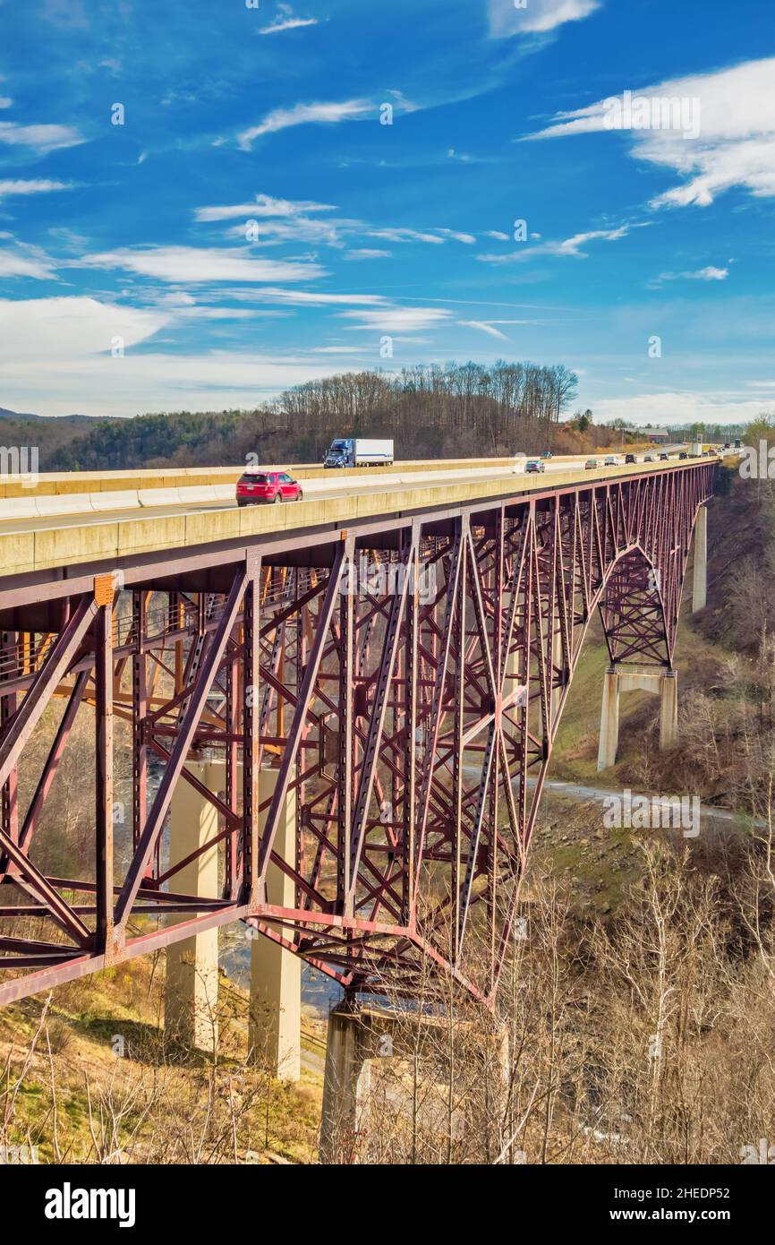 Puente sobre la carretera interestatal 64 y 77 en West Virginia, EE.UU Foto de stock