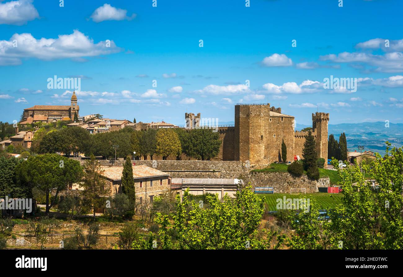 Montalcino pueblo medieval italiano, fortaleza y vista a la iglesia. Brunello pueblo vinícola. Siena provincia, Toscana región, Italia. Foto de stock