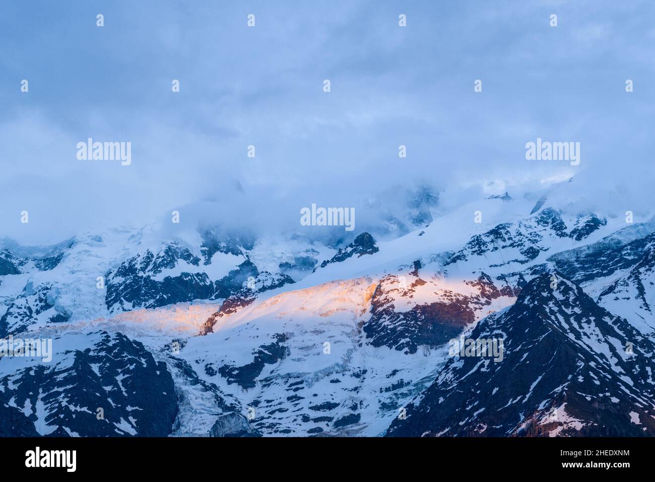 Esta foto del paisaje fue tomada en Europa, Francia, en los Alpes, hacia Chamonix, en verano. Podemos ver Les rausons du Soleil en Mont Blanc du Tacul Foto de stock