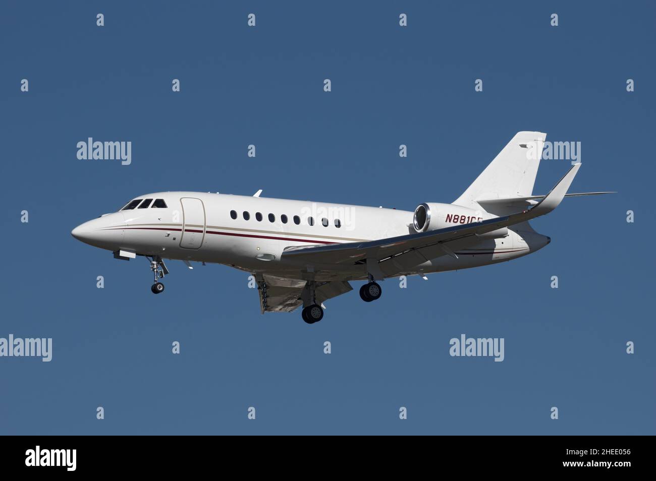 Los Angeles, CA, USA - Enero 9 2022: Imagen 2020 Dassult Aviation Falcon 2000EX de con registro N881CE mostrado acercándose a LAX, Los Angeles Intern Foto de stock
