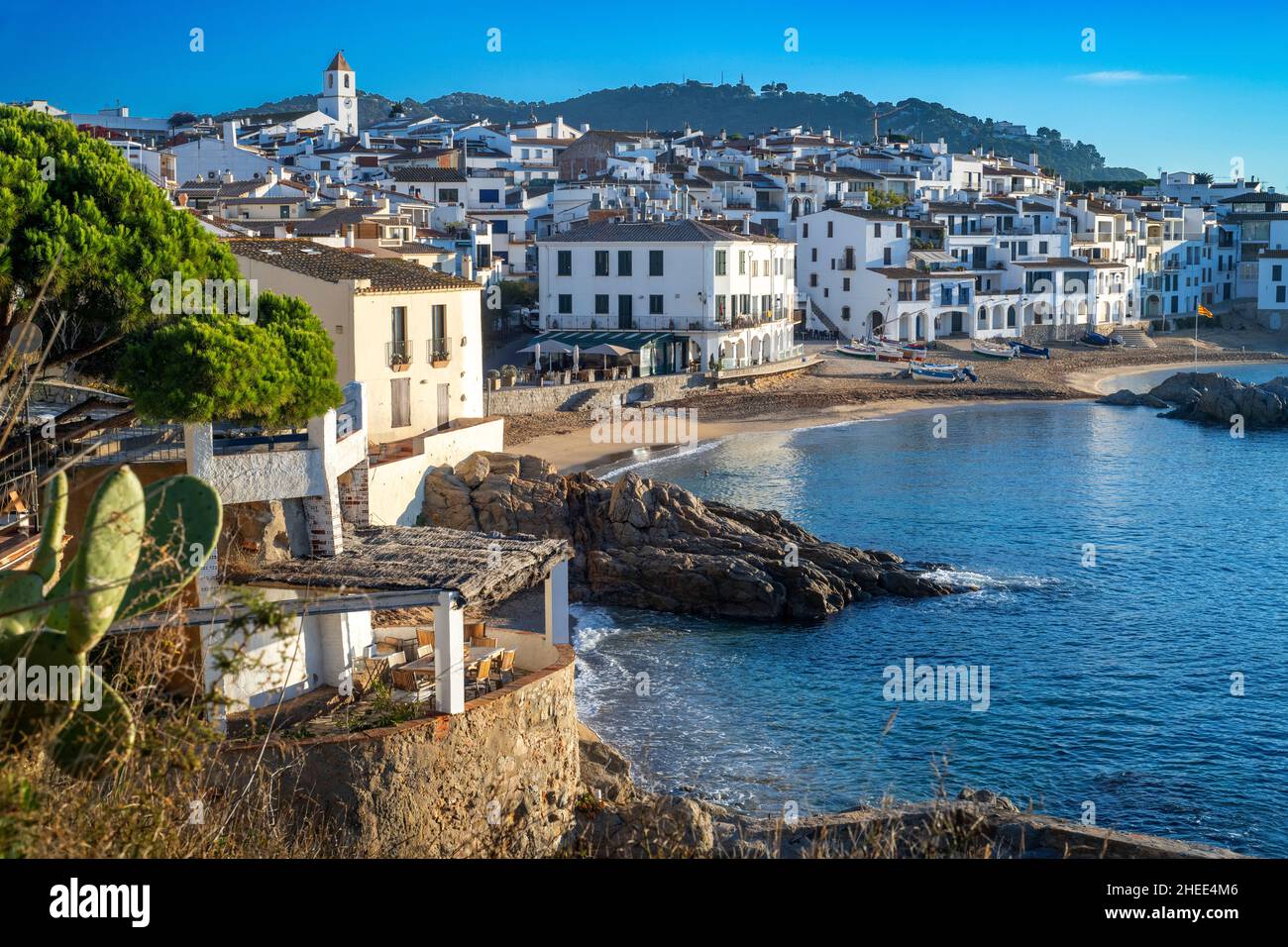 Pueblo con casas blancas junto al mar, Calella de Palafrugell, Playa Costa Brava, Girona Cataluña, España Foto de stock