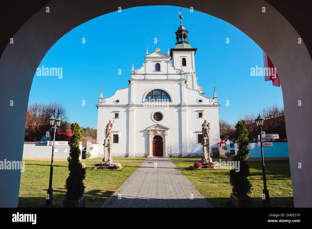 Rytwiany, Polonia. 11 de noviembre de 2021. Iglesia histórica en el Golden Forest Hermitage en Rytwiany. Crédito: Waldemar Sikora Foto de stock