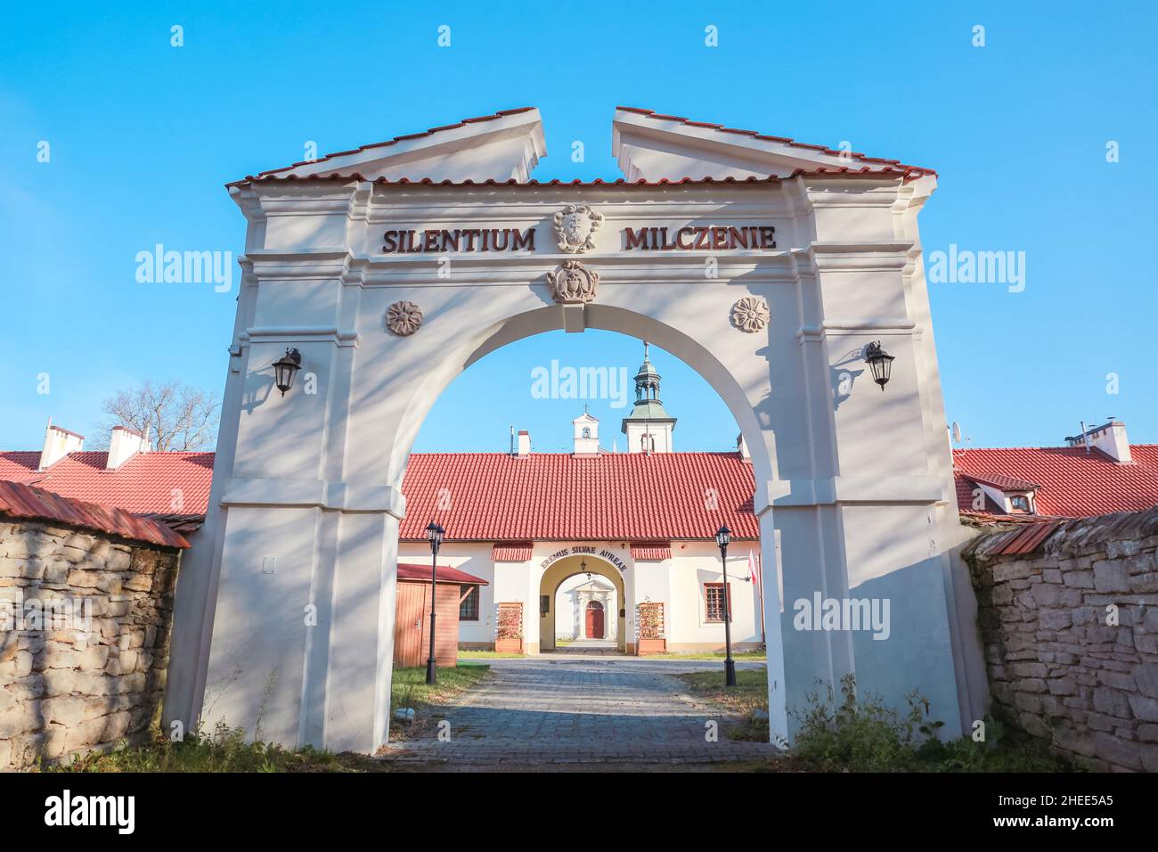 Rytwiany, Polonia. 11 de noviembre de 2021. Puerta 'Silence' - entrada al Golden Forest Hermitage en Rytwiany. Crédito: Waldemar Sikora Foto de stock