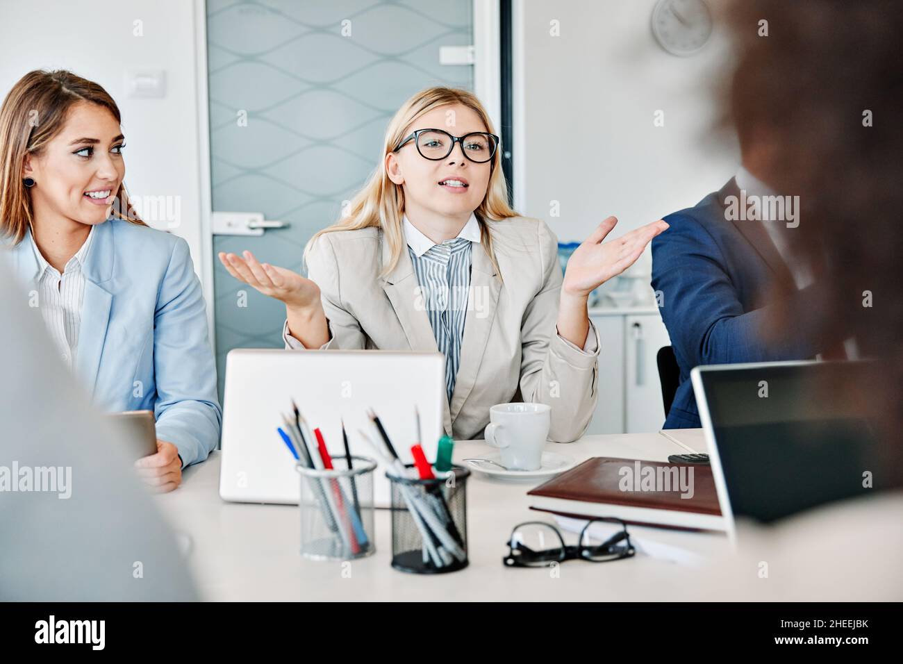 joven empresaria de oficina de empresa colega corporativo Foto de stock