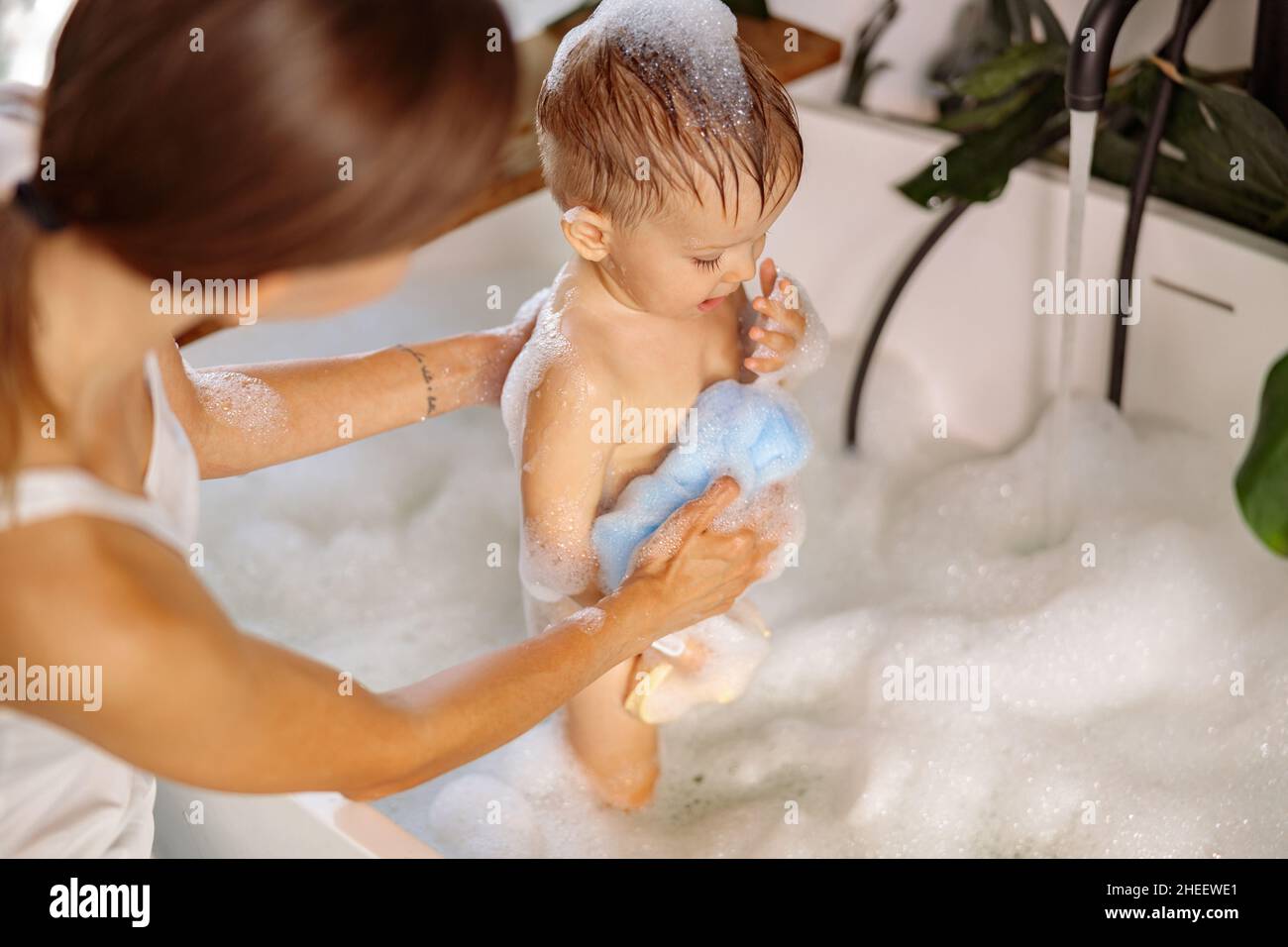 Bañar niño fotografías e imágenes de alta resolución - Alamy