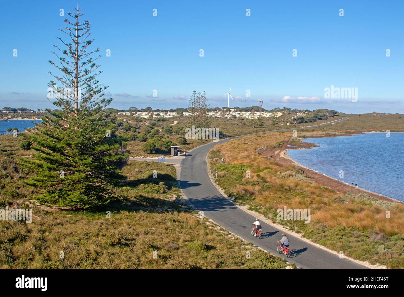 Ciclismo cerca de la bahía de Geordie en la isla Rottnest Foto de stock