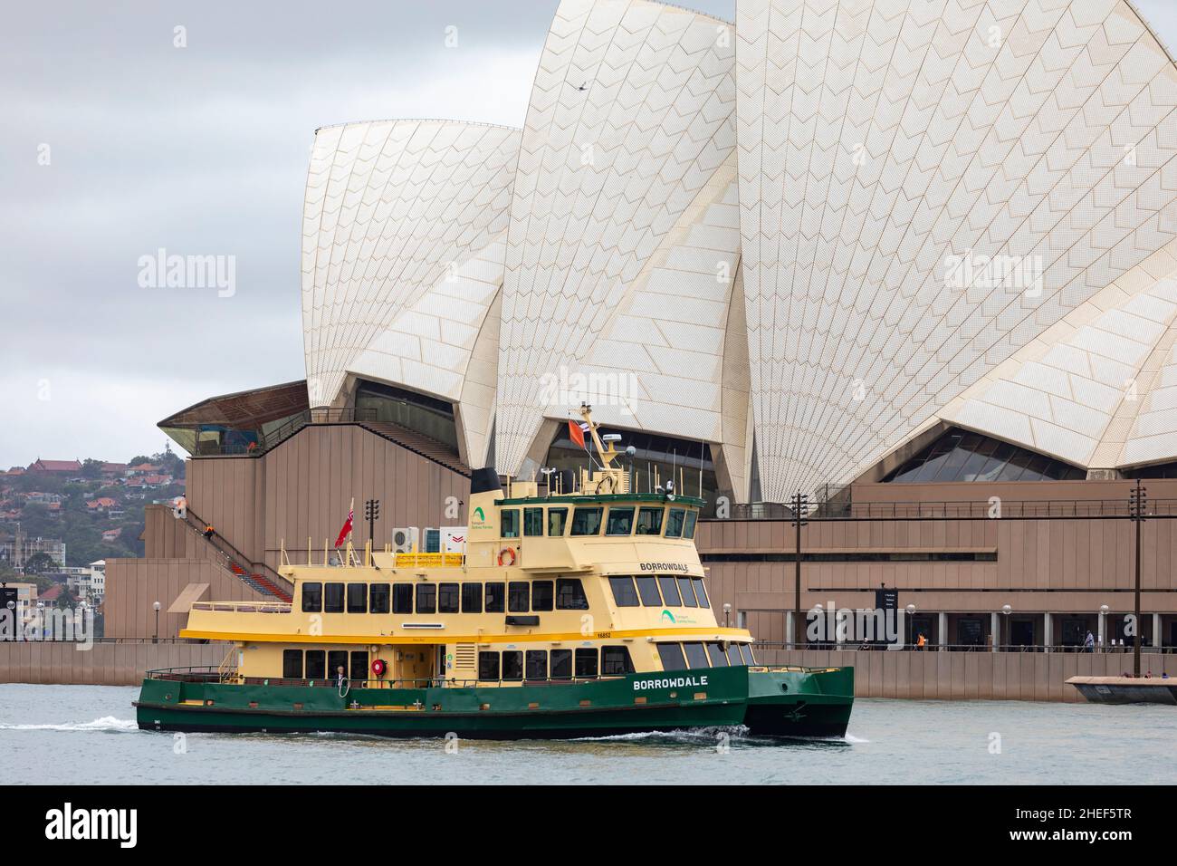 Ferry de primera clase de la flota de Sídney El MV Borrowdale pasa por la Ópera de Sídney, Australia en un día de verano nublado Foto de stock