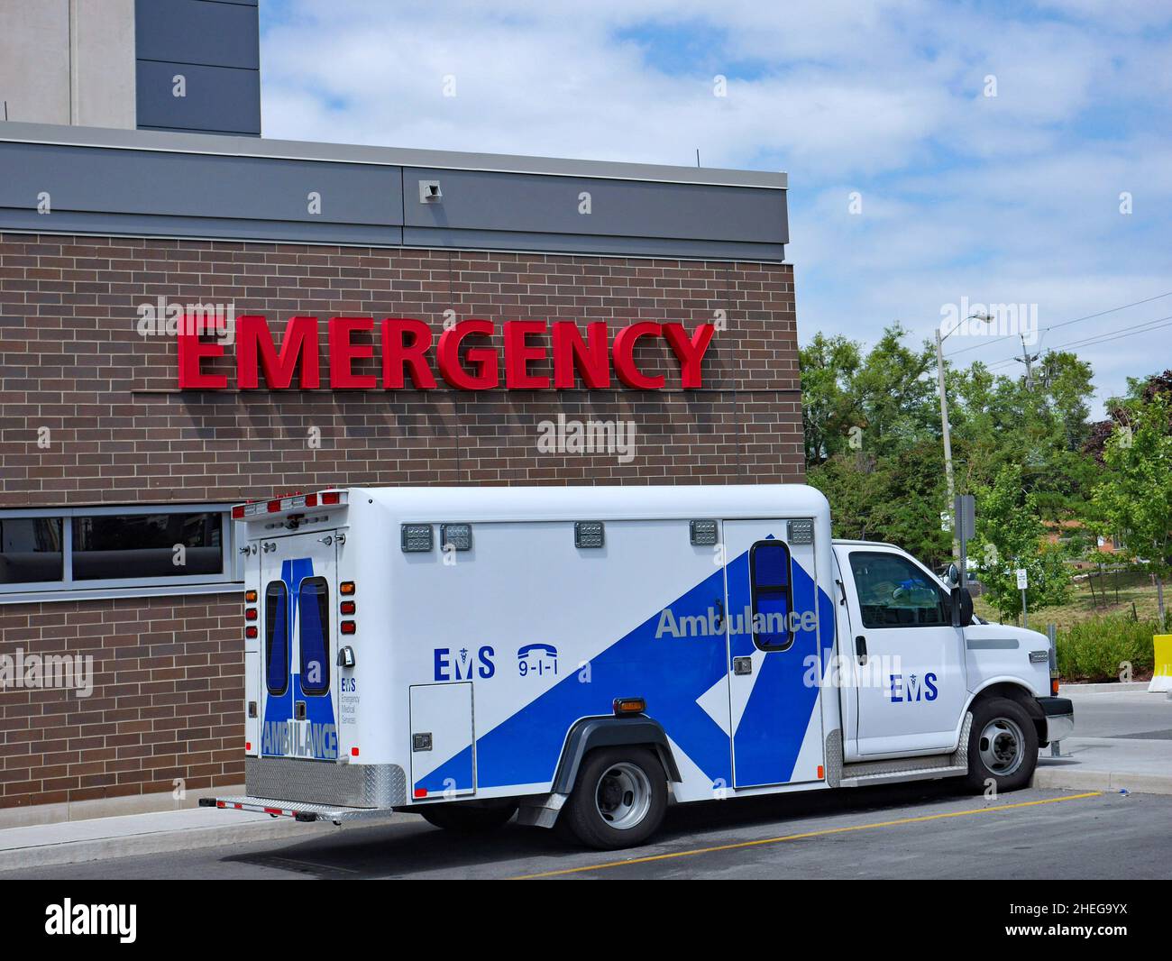 Ambulancia estacionada en el departamento de emergencias del hospital Foto de stock
