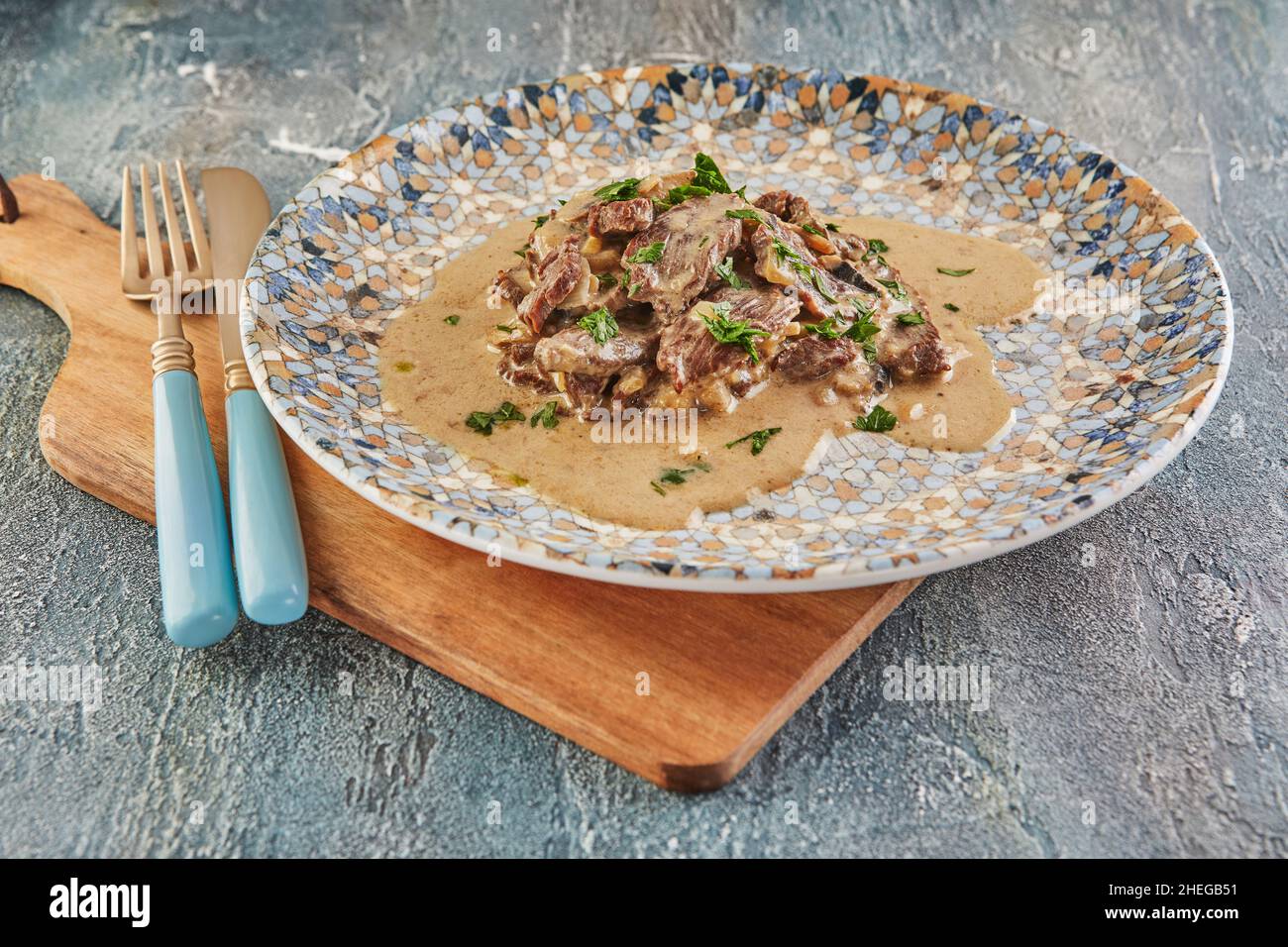 Carne de res en un plato y utensilios para comer. Cocina gourmet francesa  Fotografía de stock - Alamy